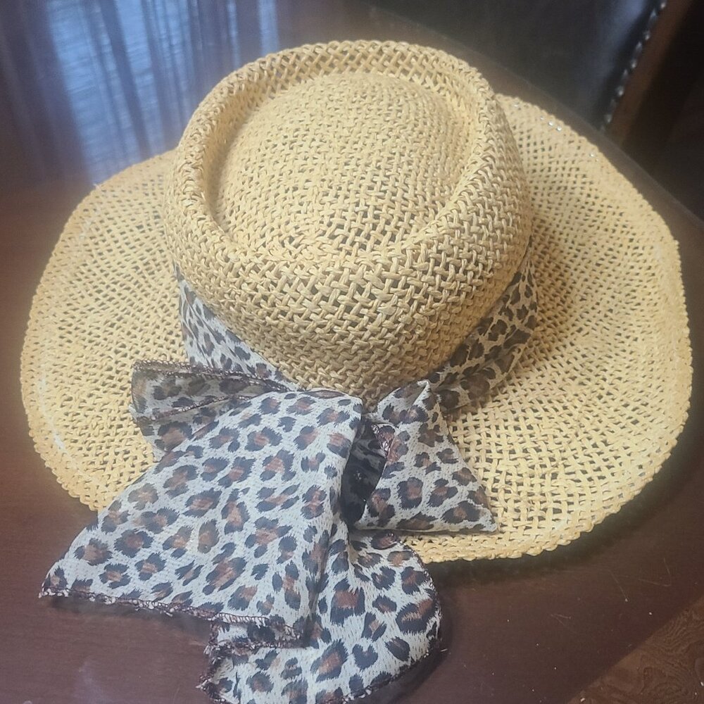 Straw hat with leopard print ribbon